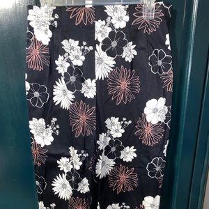CAPRI LENGTH FLOWER PRINT PANTS